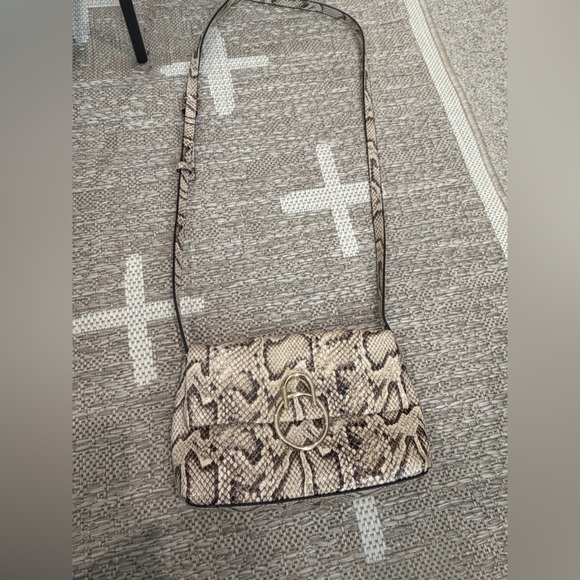 Vince Camuto snakeskin adjustable crossbody bag. Perfect condition - Picture 9 of 9